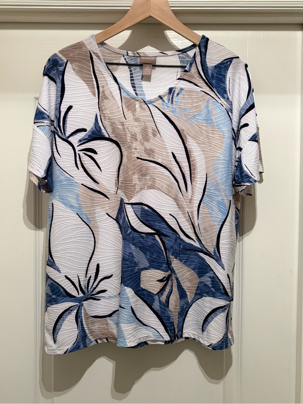 Women’s Chico's short sleeve botanical print top w/texture crinkle fabric size 2